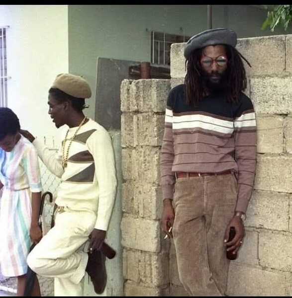 Don Carlos holding a vibe with Junior "1 Blood" Reid alongside a sistren.